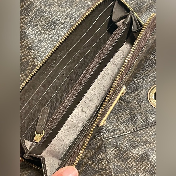 Micheal Kors Like NEW wallet - Picture 3 of 3